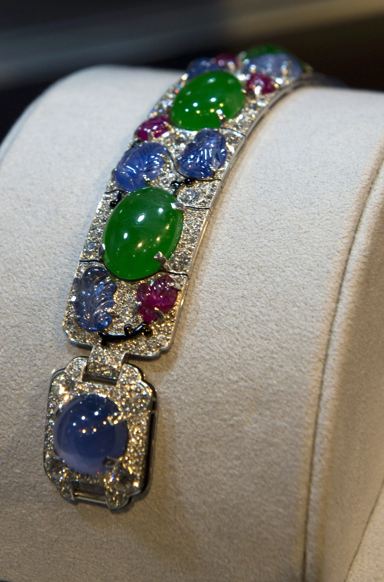 Za najdroższy wyrób jubilerski z jadeitem uważa się naszyjnik z rubinowo-brylantowym zapięciem, wykonany przez Cartiera i należący niegdyś do jednej z najbogatszych kobiet świata, Amerykanki Barbary Hutton. W 2014 r. został sprzedany w domu aukcyjnym za 27,44 mln USD, osiągając ponad dwukrotną wysokość ceny szacunkowej. Zdecydowanym rekordem w sprzedaży jadeitu był naszyjnik "Doubly Fortunate", składający się z 27 jadeitowych kulek, który został sprzedany za 9,3 miliony dolarów amerykańskich. Za najdroższy wyrób jubilerski z jadeitem uważa się naszyjnik z rubinowo-brylantowym zapięciem, wykonany przez Cartiera i należący niegdyś do jednej z najbogatszych kobiet świata, Amerykanki Barbary Hutton. W 2014 r. został sprzedany w domu aukcyjnym za 27,44 mln USD, osiągając ponad dwukrotną wysokość ceny szacunkowej. Zdecydowanym rekordem w sprzedaży jadeitu był naszyjnik "Doubly Fortunate", składający się z 27 jadeitowych kulek, który został sprzedany za 9,3 miliony dolarów amerykańskich.