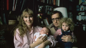 Tuż po rozstaniu Mia Farrow oskarżyła Woody'ego Allena o seksualne molestowanie ich siedmioletniej wówczas adoptowanej córki Dylan (na zdjęciu - na kolanach u Woody'ego Allena)