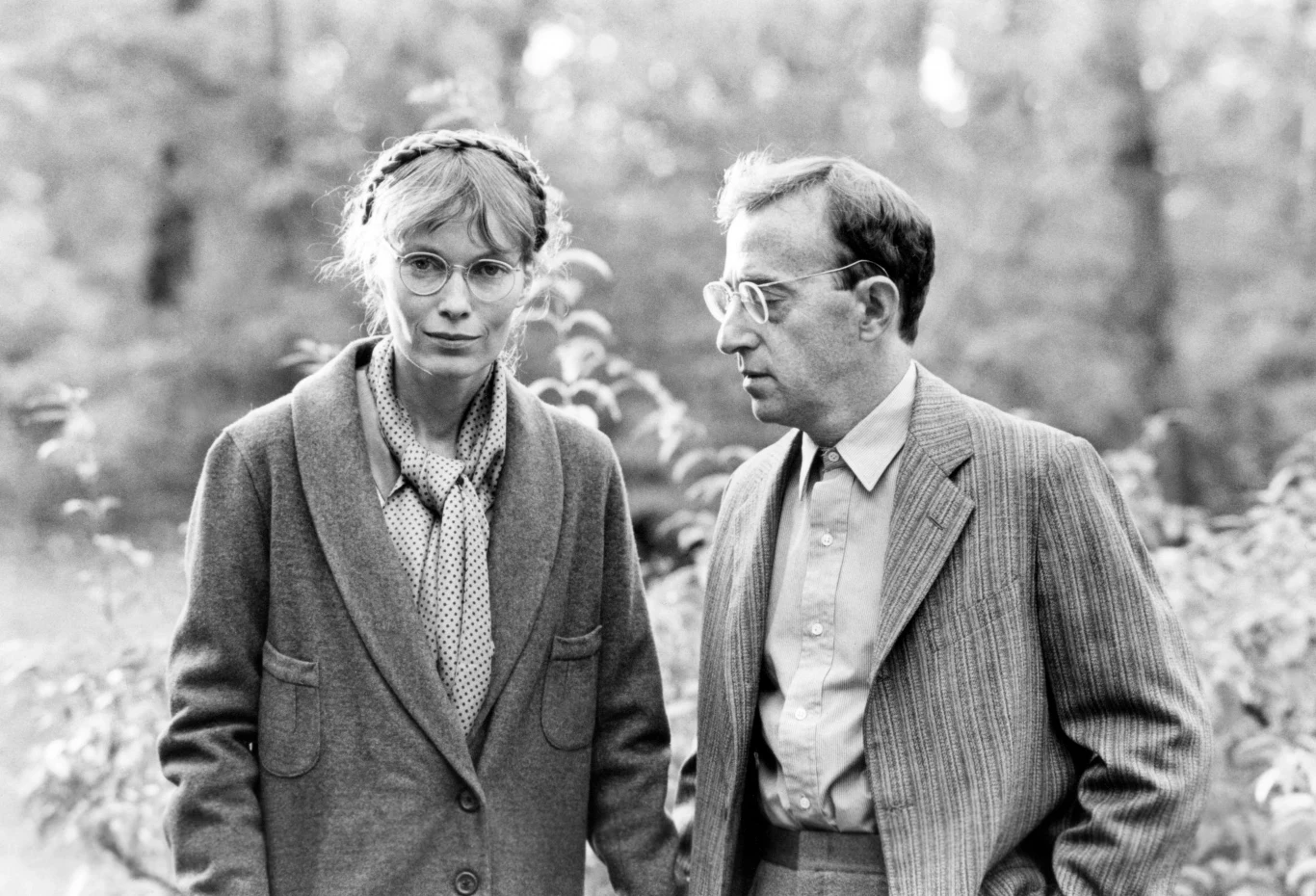 W latach 80. i 90. relacje Farrow z reżyserem Woodym Allenem zaowocowały wieloletnią współpracą filmową. W tym okresie pojawiła się w prawie wszystkich filmach Allena, które przyniosły jej kolejne nominacje do Złotych Globów: "Danny Rose na Broadwayu" w 1984 roku. później "Purpurowa róża z Kairu", "Hannah i jej siostry" w 1986 roku, "Złote czasy radia" w 1987 roku oraz "Mężowie i żony" w 1992 roku.