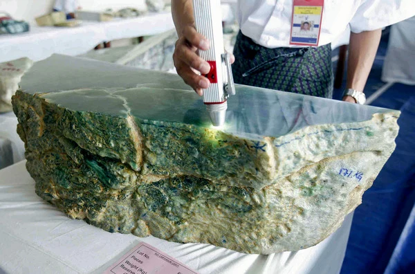 W ostatnich latach jadeit drożał w zaskakującym tempie, osiągając cenę do 3 tys. dolarów za uncję (28 g), dwukrotnie przebijając cenę złota. W ostatnich latach jadeit drożał w zaskakującym tempie, osiągając cenę do 3 tys. dolarów za uncję (28 g), dwukrotnie przebijając cenę złota.