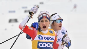Therese Johaug (z przodu), której gratuluje Ebba Andersson