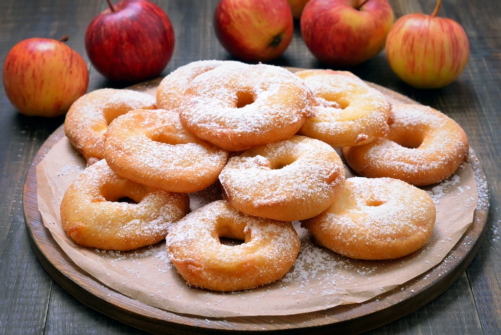 Krążki jabłkowe to pączki w nieco innym wydaniu