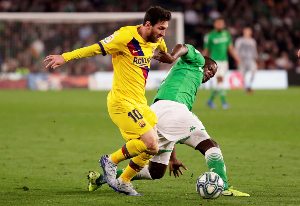 Lionel Messi (z lewej) w starciu z Williamem Carvalho