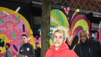 Justin Bieber nie jest już nastolatkiem, więc jego wizerunek bardzo się zmienił. Choć większość fanów kojarzy go z charakterystyczną grzywką opadającą na czoło, dziś po tej fryzurze nie ma śladu. Obecnie wokalista mocno eksperymentuje ze swoim wyglądem. 

Niedawno piosenkarz pojawił się na Brooklynie, aby promować swój najnowszy album. To, jak się tam prezentował, zaskoczyło niektórych z jego fanów. 