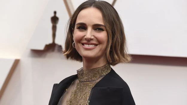 Natalie Portman przyszła na świat w Jerozolime. Gdy miała 3 lata, jej rodzice zdecydowali się na przeprowadzkę do Stanów Zjednoczonych. Przygodę z aktorstwem zaczynała od ról w sztukach teatralnych, jednak żadna z nich nie przyniosła jej rozgłosu. 