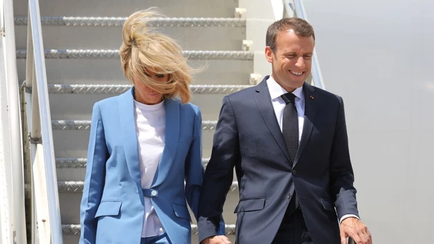 Brigitte Macron, mimo krótkiego cięcia, również nie mogła uchronić się przed włosami osłaniającymi twarz. Dobrym posunięciem było założenie garnituru, gdyż Pierwsza Dama Francji nie musiała zmagać się z niesforną sukienką czy spódnicą.