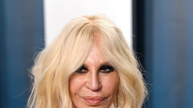 Donatella Versace należy do grona najbardziej znanych projektantek mody na świecie. Na początku zajmowała się przede wszystkim tworzeniem reklam, jednak po tragicznej śmierci brata Gianniego przejęła obowiązki głównego projektanta. 

Choć ma już 64 lata, nadal może pochwalić się fantastyczną figurą. Nic dziwnego, że często zakłada obcisłe kreacje, które podkreślają jej szczupłą sylwetkę. 

Niestety zdarza się również, że jej sukienki są zbyt obcisłe i wszystko się z nich wylewa. 