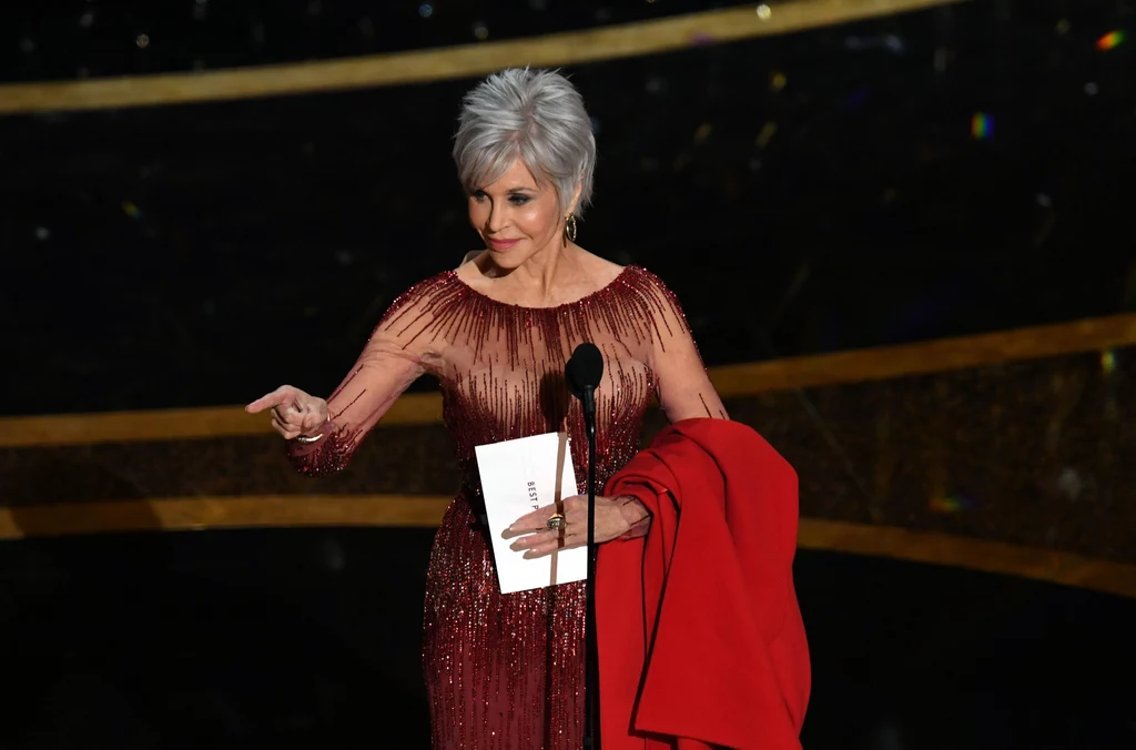 Jane Fonda podczas oscarowej gali zaprezentowała się w stylowej kreacji oraz nowej fryzurze