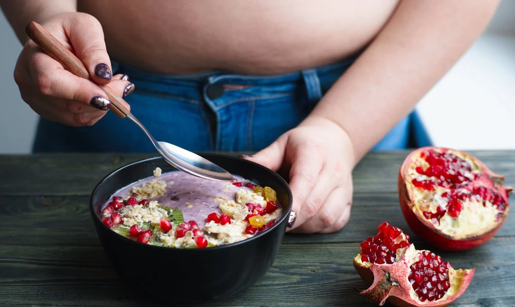 Granat - 83 kcal/100 g Owoc ten kryje w sobie mnóstwo składników odżywczych. Znajdziemy wśród nich magnez, fosfor, potas, jod, a nawet krzem. Zawiera przeciwutleniacze, takie jak witamina C czy beta-karoten. Niszczą one wolne rodniki, które uszkadzają komórki. Dzięki temu nasza skóra, włosy i paznokcie zachowują dobry wygląd. Ze wszystkich owoców to granat zawiera najwięcej antyoksydantów. Osoby dbające o linię powinny jednak zachować umiar – zawiera on całkiem sporo kalorii. Granat - 83 kcal/100 g Owoc ten kryje w sobie mnóstwo składników odżywczych. Znajdziemy wśród nich magnez, fosfor, potas, jod, a nawet krzem. Zawiera przeciwutleniacze, takie jak witamina C czy beta-karoten. Niszczą one wolne rodniki, które uszkadzają komórki. Dzięki temu nasza skóra, włosy i paznokcie zachowują dobry wygląd. Ze wszystkich owoców to granat zawiera najwięcej antyoksydantów. Osoby dbające o linię powinny jednak zachować umiar – zawiera on całkiem sporo kalorii.