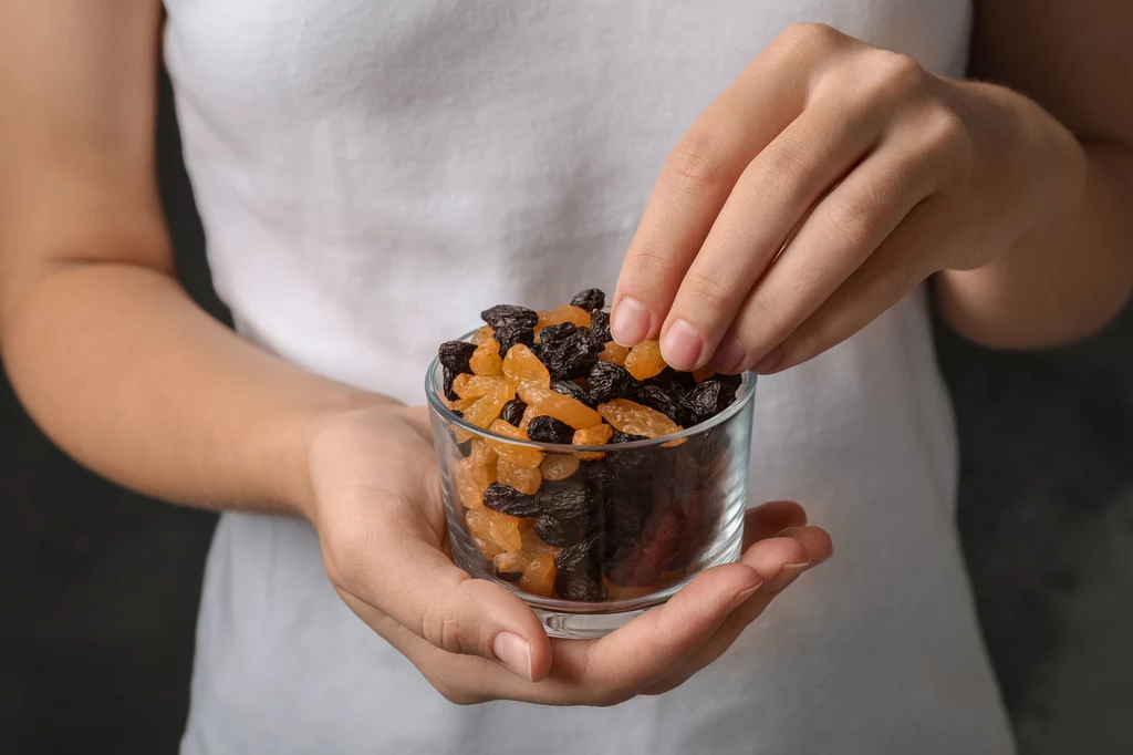 Rodzynki - 299 kcal/100g Wartości odżywcze suszonych winogron trudno jest przecenić. Uchodzą one za jedne z najzdrowszych bakalii. Zawierają jod, który pozytywnie wpływa na funkcjonowanie tarczycy. Rodzynki są dobrym źródłem błonnika pokarmowego, który nie tylko zapewnia uczucie sytości, ale też wspomaga trawienie i obniża poziom cholesterolu. Pomagają w walce z zaparciami. Zawierają dużo potasu, dlatego powinny się znaleźć w diecie osób z nadciśnieniem. Ze względu na wysoką kaloryczność trzeba jednak pamiętać, by zachować umiar. Rodzynki - 299 kcal/100g Wartości odżywcze suszonych winogron trudno jest przecenić. Uchodzą one za jedne z najzdrowszych bakalii. Zawierają jod, który pozytywnie wpływa na funkcjonowanie tarczycy. Rodzynki są dobrym źródłem błonnika pokarmowego, który nie tylko zapewnia uczucie sytości, ale też wspomaga trawienie i obniża poziom cholesterolu. Pomagają w walce z zaparciami. Zawierają dużo potasu, dlatego powinny się znaleźć w diecie osób z nadciśnieniem. Ze względu na wysoką kaloryczność trzeba jednak pamiętać, by zachować umiar.