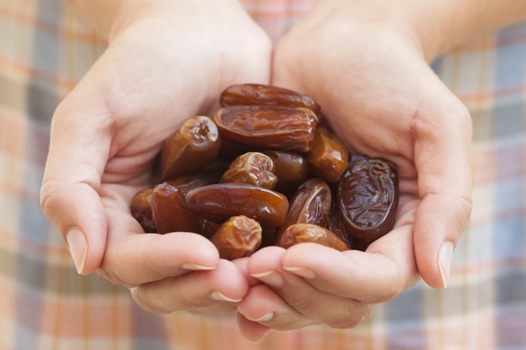 Daktyle - 282 kcal/100 g W krajach arabskich nazywa się je „chlebem życia”. Są bogate w błonnik i witaminy, a także potas, przeciwutleniacze i salicylany, które działają jak aspiryna. Ich właściwości odżywcze doceniają głównie sportowcy. To prawdziwa skarbnica cukrów prostych, które są świetnym źródłem energii podczas intensywnego wysiłku fizycznego. Dla osób o mniejszym zapotrzebowaniu energetycznym jedzenie daktyli w większych ilościach może być zgubne. Daktyle - 282 kcal/100 g W krajach arabskich nazywa się je „chlebem życia”. Są bogate w błonnik i witaminy, a także potas, przeciwutleniacze i salicylany, które działają jak aspiryna. Ich właściwości odżywcze doceniają głównie sportowcy. To prawdziwa skarbnica cukrów prostych, które są świetnym źródłem energii podczas intensywnego wysiłku fizycznego. Dla osób o mniejszym zapotrzebowaniu energetycznym jedzenie daktyli w większych ilościach może być zgubne.