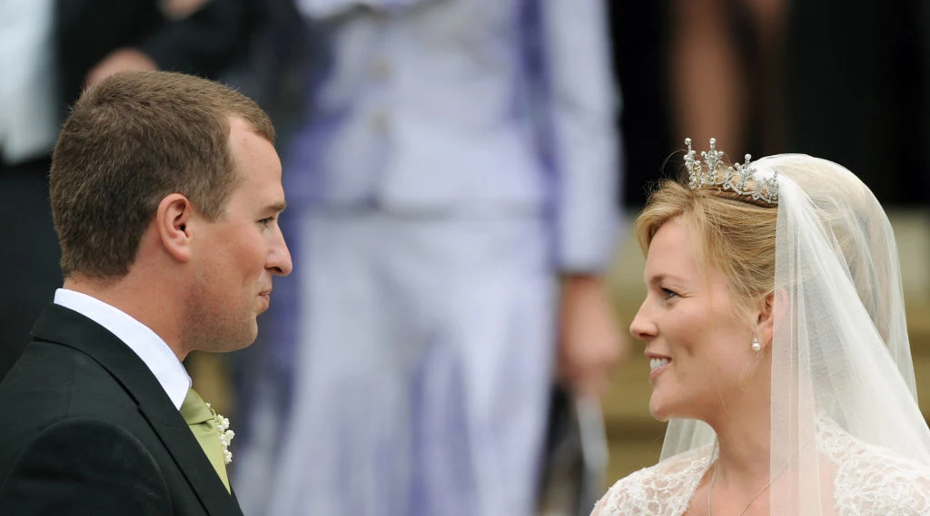 Peter poślubił Autumn Kelly 17 maja 2008 roku w kaplicy na Windsorze. W pięknej ceremonii uczestniczyła królowa Elżbieta z mężem Filipem. Wnuk monarchini zawsze był najbliższy jej sercu – jako pierwszy wziął ślub i szybko uczynił Elżbietę II prababcią. Peter poślubił Autumn Kelly 17 maja 2008 roku w kaplicy na Windsorze. W pięknej ceremonii uczestniczyła królowa Elżbieta z mężem Filipem. Wnuk monarchini zawsze był najbliższy jej sercu – jako pierwszy wziął ślub i szybko uczynił Elżbietę II prababcią.