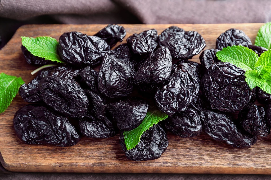 Suszona śliwka – 240 kcal/100 g Suszone śliwki są bogatym źródłem beta-karotenu, poprawiają nastrój i działają przeciwstarzeniowo. Trzeba jednak pamiętać, by nie przesadzić z ich ilością. Suszone wprawdzie są bogatsze pod względem wartości odżywczych oraz zawartości witamin i błonnika od świeżych, ale mają pięć razy więcej kalorii. Suszona śliwka – 240 kcal/100 g Suszone śliwki są bogatym źródłem beta-karotenu, poprawiają nastrój i działają przeciwstarzeniowo. Trzeba jednak pamiętać, by nie przesadzić z ich ilością. Suszone wprawdzie są bogatsze pod względem wartości odżywczych oraz zawartości witamin i błonnika od świeżych, ale mają pięć razy więcej kalorii.