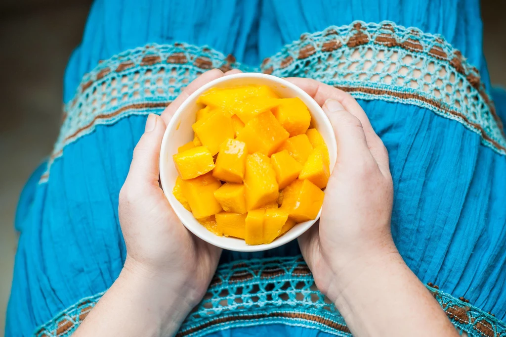 Mango - 60 kcal/100 g Jego właściwości zdrowotne oraz smakowe doceniane są na całym świecie. Ten soczysty i słodki owoc wspomaga proces przyswajania żelaza, obniża poziom cholesterolu we krwi, a także ma dobroczynny wpływ na pracę serca i utrzymanie prawidłowego ciśnienia krwi. Mango jest bogatym źródłem witaminy A, C i E oraz witamin z grupy B. Obecność antyoksydantów, które walczą z wolnymi rodnikami, nie tylko opóźnia procesy starzenia się skóry, ale także spowalnia wzrost komórek nowotworowych. Zjedzenie całego owocu dostarczy nam prawie 200 kcal. Mango - 60 kcal/100 g Jego właściwości zdrowotne oraz smakowe doceniane są na całym świecie. Ten soczysty i słodki owoc wspomaga proces przyswajania żelaza, obniża poziom cholesterolu we krwi, a także ma dobroczynny wpływ na pracę serca i utrzymanie prawidłowego ciśnienia krwi. Mango jest bogatym źródłem witaminy A, C i E oraz witamin z grupy B. Obecność antyoksydantów, które walczą z wolnymi rodnikami, nie tylko opóźnia procesy starzenia się skóry, ale także spowalnia wzrost komórek nowotworowych. Zjedzenie całego owocu dostarczy nam prawie 200 kcal.