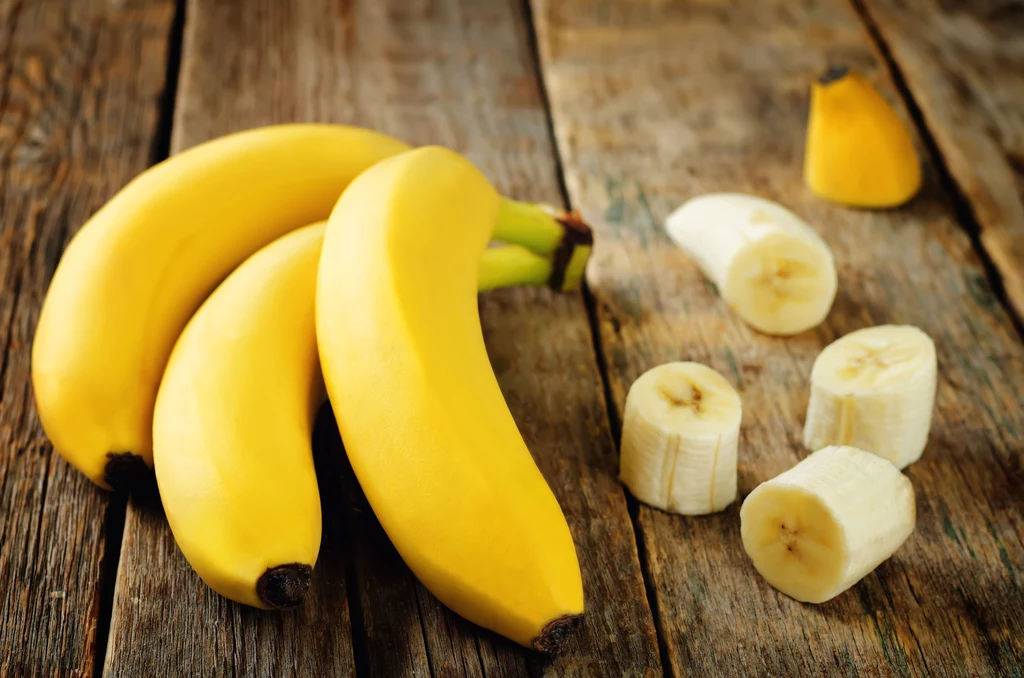 Banany - 89 kcal/100 g To jedne z ulubionych owoców Polaków. Nic dziwnego – są nie tylko smaczne, ale też bardzo pożywne. To świetne źródło energii, z którego często korzystają sportowcy. Są wskazane dla osób, które prowadzą aktywny tryb życia, ale spożywane w nadmiarze przez osoby o mniejszym zapotrzebowaniu energetycznym – szybko dodadzą zbędnych kilogramów. Banany - 89 kcal/100 g To jedne z ulubionych owoców Polaków. Nic dziwnego – są nie tylko smaczne, ale też bardzo pożywne. To świetne źródło energii, z którego często korzystają sportowcy. Są wskazane dla osób, które prowadzą aktywny tryb życia, ale spożywane w nadmiarze przez osoby o mniejszym zapotrzebowaniu energetycznym – szybko dodadzą zbędnych kilogramów.