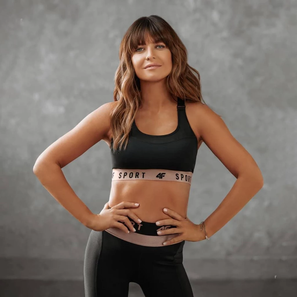 Fryzura Anny Lewandowskiej z pewnością podoba się wielu Polkom. Popularna trenerka fitness w przeciwieństwie do Julii Wieniawy bardzo dobrze czuje się z opadającą na czoło grzywką. Taki wizerunek dodaje jej uroku i sprawia, że wygląda jak „dziewczyna z sąsiedztwa”. Fryzura Anny Lewandowskiej z pewnością podoba się wielu Polkom. Popularna trenerka fitness w przeciwieństwie do Julii Wieniawy bardzo dobrze czuje się z opadającą na czoło grzywką. Taki wizerunek dodaje jej uroku i sprawia, że wygląda jak „dziewczyna z sąsiedztwa”.