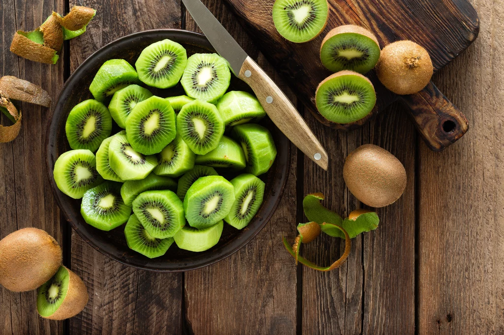Kiwi - 61 kcal/100 g Zaliczane jest do tzw. superżywności, czyli produktów o wyjątkowo korzystnym wpływie na nasze zdrowie. To prawdziwa bomba witaminowa, ale jednocześnie dość kaloryczny owoc. Regularne spożywanie kiwi wzmacnia odporność, chroni nas przed depresją i obniża ryzyko zachorowania na nowotwory. Zawiera mnóstwo witaminy C: już jeden owoc zaspokaja dzienne zapotrzebowanie na kwas askorbinowy u osoby dorosłej. Antynowotworowe właściwości kiwi wynikają z bogactwa witamin C oraz E. Kiwi - 61 kcal/100 g Zaliczane jest do tzw. superżywności, czyli produktów o wyjątkowo korzystnym wpływie na nasze zdrowie. To prawdziwa bomba witaminowa, ale jednocześnie dość kaloryczny owoc. Regularne spożywanie kiwi wzmacnia odporność, chroni nas przed depresją i obniża ryzyko zachorowania na nowotwory. Zawiera mnóstwo witaminy C: już jeden owoc zaspokaja dzienne zapotrzebowanie na kwas askorbinowy u osoby dorosłej. Antynowotworowe właściwości kiwi wynikają z bogactwa witamin C oraz E.