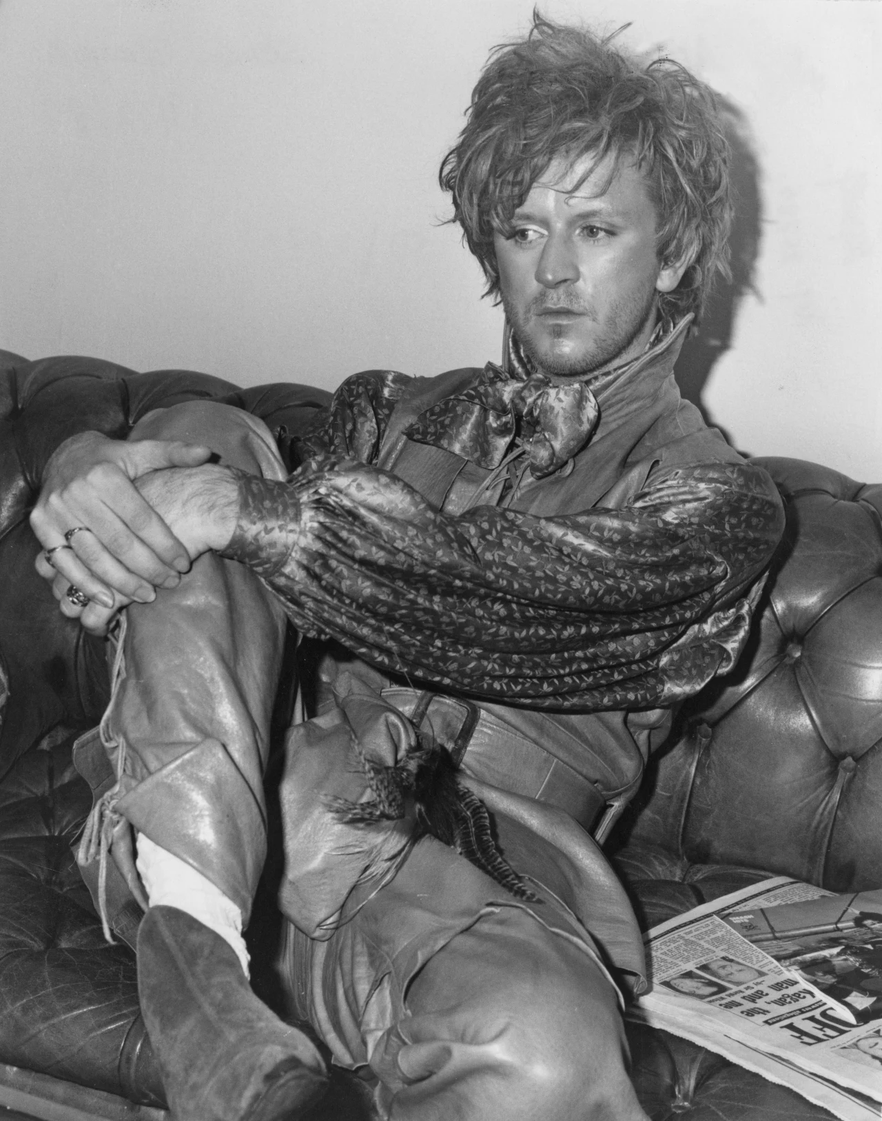 Steve Strange na przełomie lat 70. i 80. był menedżerem słynnego klubu Blitz w Londynie, z którym związana była czołówka sceny new romantic. Tam odbywały się owiane legendą "Bowie nights" z udziałem ekscentrycznych artystów i buntowników obyczajowych (nazywanych "The Blitz Kids" czy "gender bender"). Pod koniec lat 80. Strange przeniósł się na Ibizę. Wraz z innymi postaciami przewijającymi się przez Blitz Club wystąpił w teledysku "Ashes to Ashes" Davida Bowie.