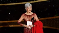 Jane Fonda przez lata kariery zasłynęła jako aktorka, producentka, pisarka i działaczka społeczna. Pracę w show-biznesie zaczynała jako modelka, trafiając nawet na okładkę jednego z wydań magazynu „Vogue”. Pierwsze szlify w aktorstwie zdobywała na deskach Omaha Community Theatre. Szybko wylądowała na Broadwayu, dołączając do ekipy musicalowych aktorów. 