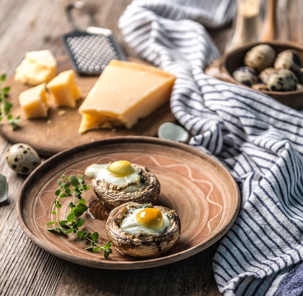 Pieczarki faszerowane z jajkiem przepiórczym i parmezanem