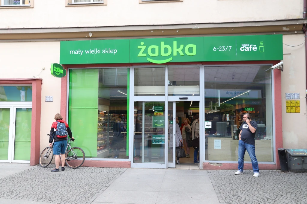 Obywatele Ukrainy stanowią najliczniejszą grupę wśród obcokrajowców prowadzących w Polsce sklepy Żabka