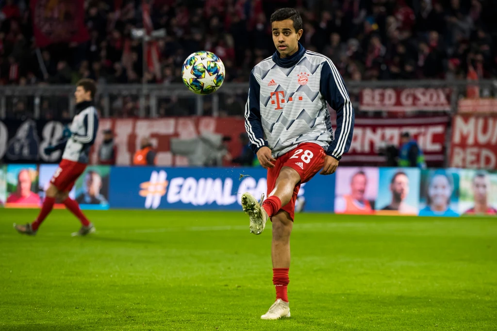 Sarpreet Singh podczas rozgrzewki przed meczem Bayernu Sarpreet Singh podczas rozgrzewki przed meczem Bayernu