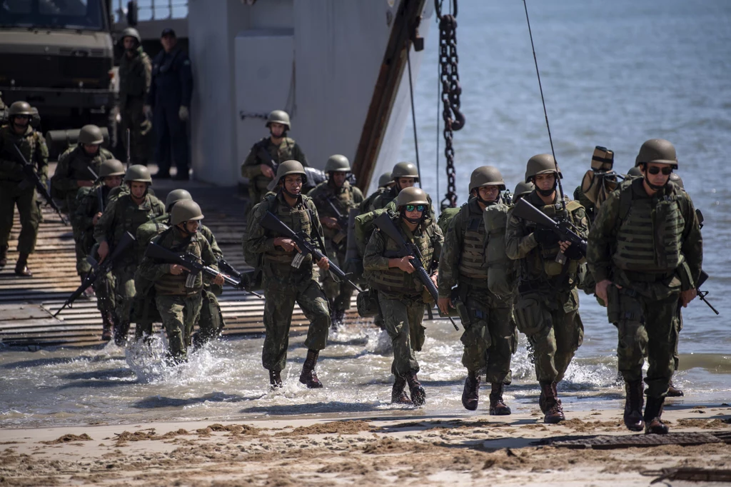 US Navy jest pionierem w innej dziedzinie związanej z grami wideo, ponieważ już od 2017 roku postawiło na stosowanie padów od Xboksów 360 między innymi w peryskopach na okrętach podwodnych, by obniżyć koszty i czas treningu. Gracze powinni więc poczuć się, jak w domu. US Navy jest pionierem w innej dziedzinie związanej z grami wideo, ponieważ już od 2017 roku postawiło na stosowanie padów od Xboksów 360 między innymi w peryskopach na okrętach podwodnych, by obniżyć koszty i czas treningu. Gracze powinni więc poczuć się, jak w domu.
