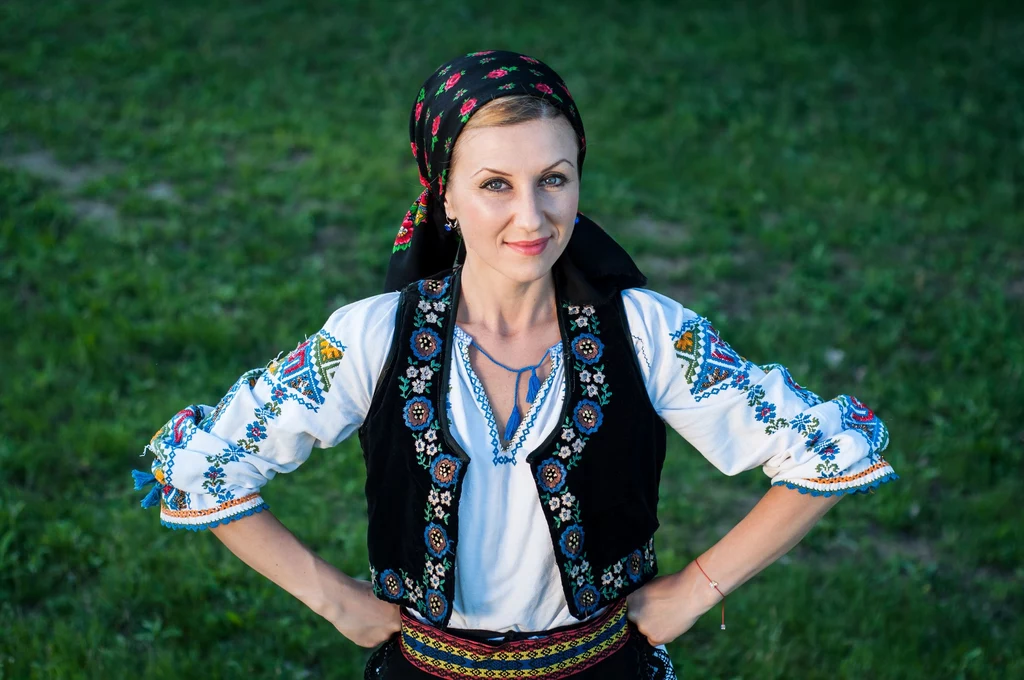 W tym szczególnym dniu chłopcy i dziewczęta zbierają przebiśniegi i śpiewają lokalne piosenki. Według ludowych podań w przeszłości dziewice zbierały resztki zalegającego tu i ówdzie śniegu, który później przetapiały w lecznicze mikstury. Oczywiście, obchody Dragobete różnią się w poszczególnych częściach kraju. We wsiach podchodzi się do święta w bardziej tradycyjny sposób, który przypomina słowiańską Noc Kupały. Młodzież udaje się do lasu, aby zebrać kwiaty. Podczas poszukiwań, chłopcy próbują pocałować dziewczęta. W tym szczególnym dniu chłopcy i dziewczęta zbierają przebiśniegi i śpiewają lokalne piosenki. Według ludowych podań w przeszłości dziewice zbierały resztki zalegającego tu i ówdzie śniegu, który później przetapiały w lecznicze mikstury. Oczywiście, obchody Dragobete różnią się w poszczególnych częściach kraju. We wsiach podchodzi się do święta w bardziej tradycyjny sposób, który przypomina słowiańską Noc Kupały. Młodzież udaje się do lasu, aby zebrać kwiaty. Podczas poszukiwań, chłopcy próbują pocałować dziewczęta.