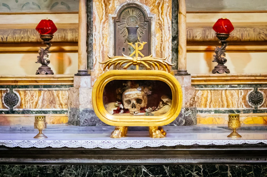 Włosi świętują także walentynki w Rzymie. W Bazylice Santa Maria in Cosmedin znajduje się czaszka świętego Walentego, przed którą modlą się rzesze turystów i mieszkańców miasta prosząc lub dziękując za miłość. Włosi świętują także walentynki w Rzymie. W Bazylice Santa Maria in Cosmedin znajduje się czaszka świętego Walentego, przed którą modlą się rzesze turystów i mieszkańców miasta prosząc lub dziękując za miłość.