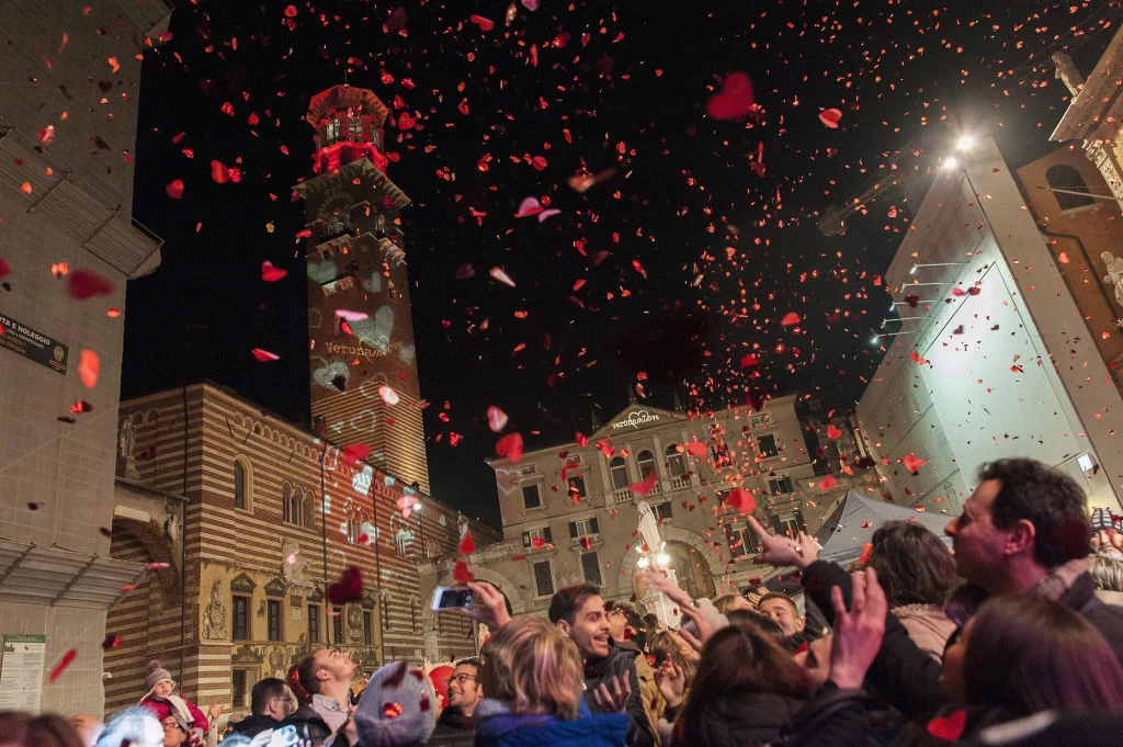 Włochy Zdecydowanie najhuczniejsze obchody święta zakochanych odbywają się w Neapolu. Walentynki zbiegają się tam z karnawałem, paradami, koncertami, na których śpiewa się słynne serenady i festiwalowym jedzeniem. Niektóre z restauracji na ten szczególny czas lasagne bolognese – typową dla bolończyków potrawę. W galerii Umberto I odbywają się również pokazy tańca. Wirujący na marmurowych płytach artyści to nie lada atrakcja dla turystów odwiedzających Neapol w lutym. Z Neapolu pochodzą także dwie słynne serenady, które są synonimem miłości i romansu – „O sole mio” i „O surdato ‘nnammurato”. Włochy Zdecydowanie najhuczniejsze obchody święta zakochanych odbywają się w Neapolu. Walentynki zbiegają się tam z karnawałem, paradami, koncertami, na których śpiewa się słynne serenady i festiwalowym jedzeniem. Niektóre z restauracji na ten szczególny czas lasagne bolognese – typową dla bolończyków potrawę. W galerii Umberto I odbywają się również pokazy tańca. Wirujący na marmurowych płytach artyści to nie lada atrakcja dla turystów odwiedzających Neapol w lutym. Z Neapolu pochodzą także dwie słynne serenady, które są synonimem miłości i romansu – „O sole mio” i „O surdato ‘nnammurato”.