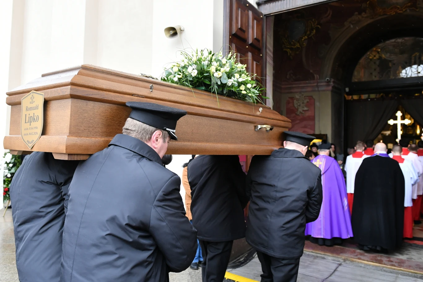 Trumna z ciałem Romualda Lipki wnoszona do Archikatedry Lubelskiej