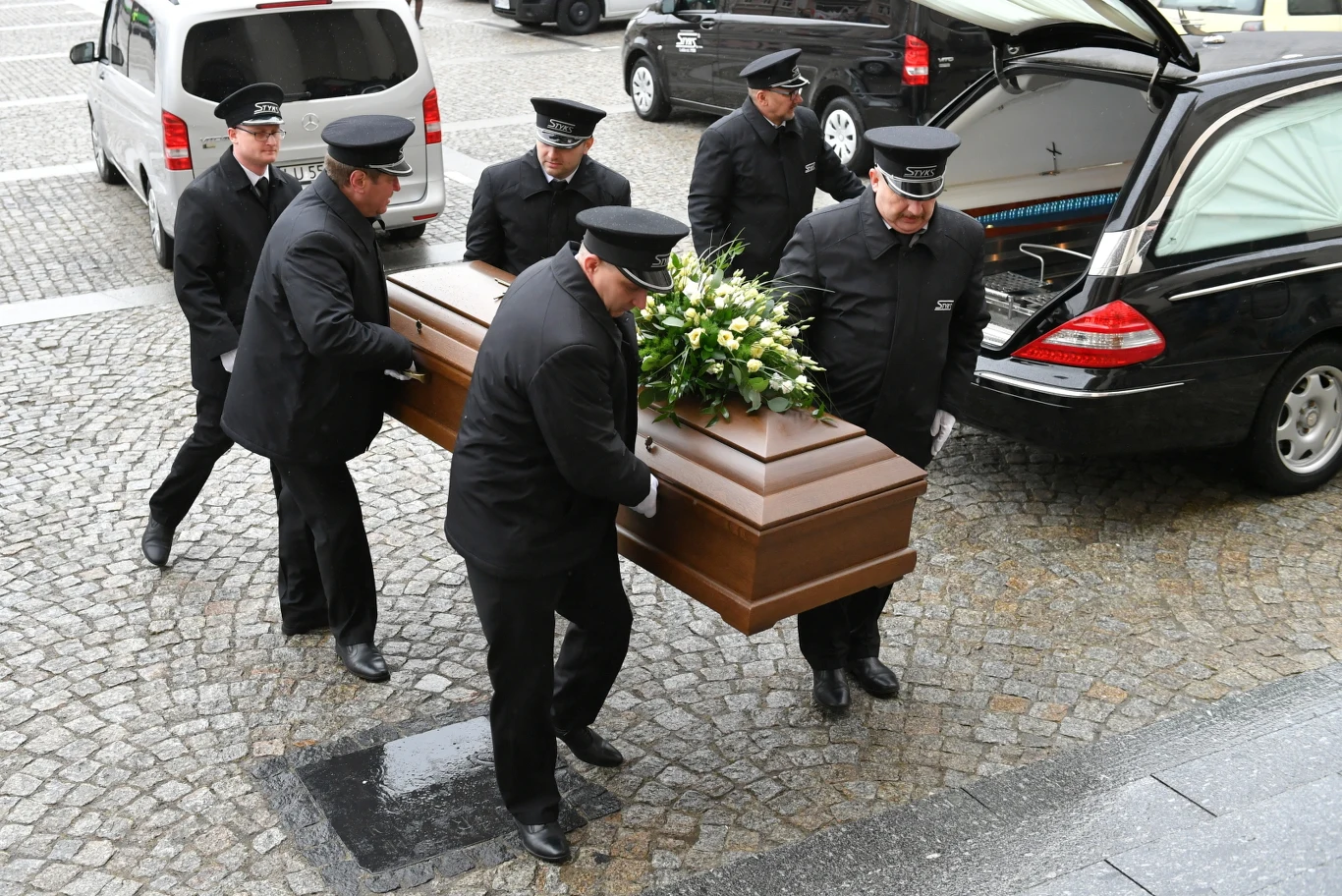 Trumna z ciałem Romualda Lipki wnoszona do Archikatedry Lubelskiej