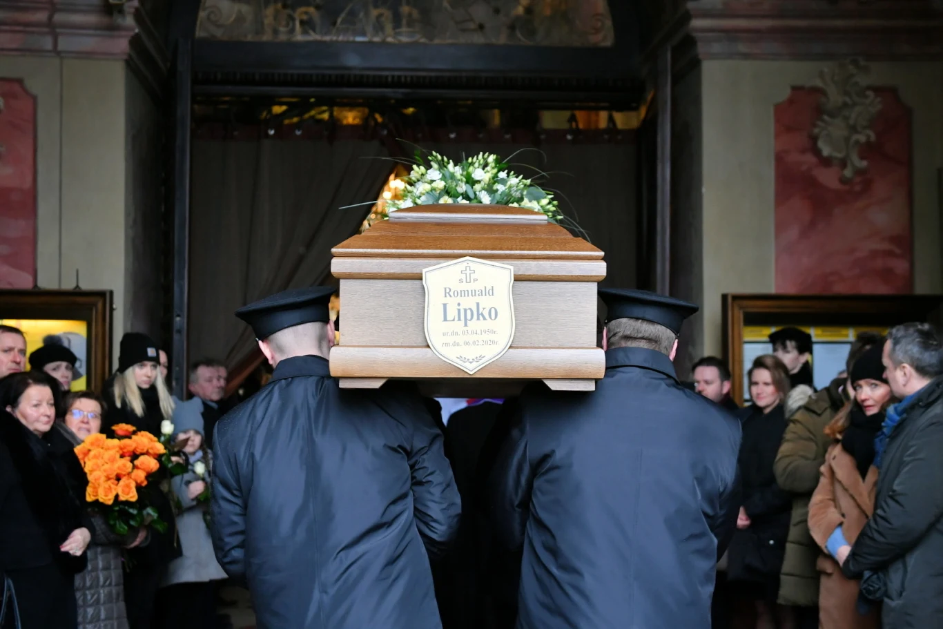 Trumna z ciałem Romualda Lipki wnoszona do Archikatedry Lubelskiej