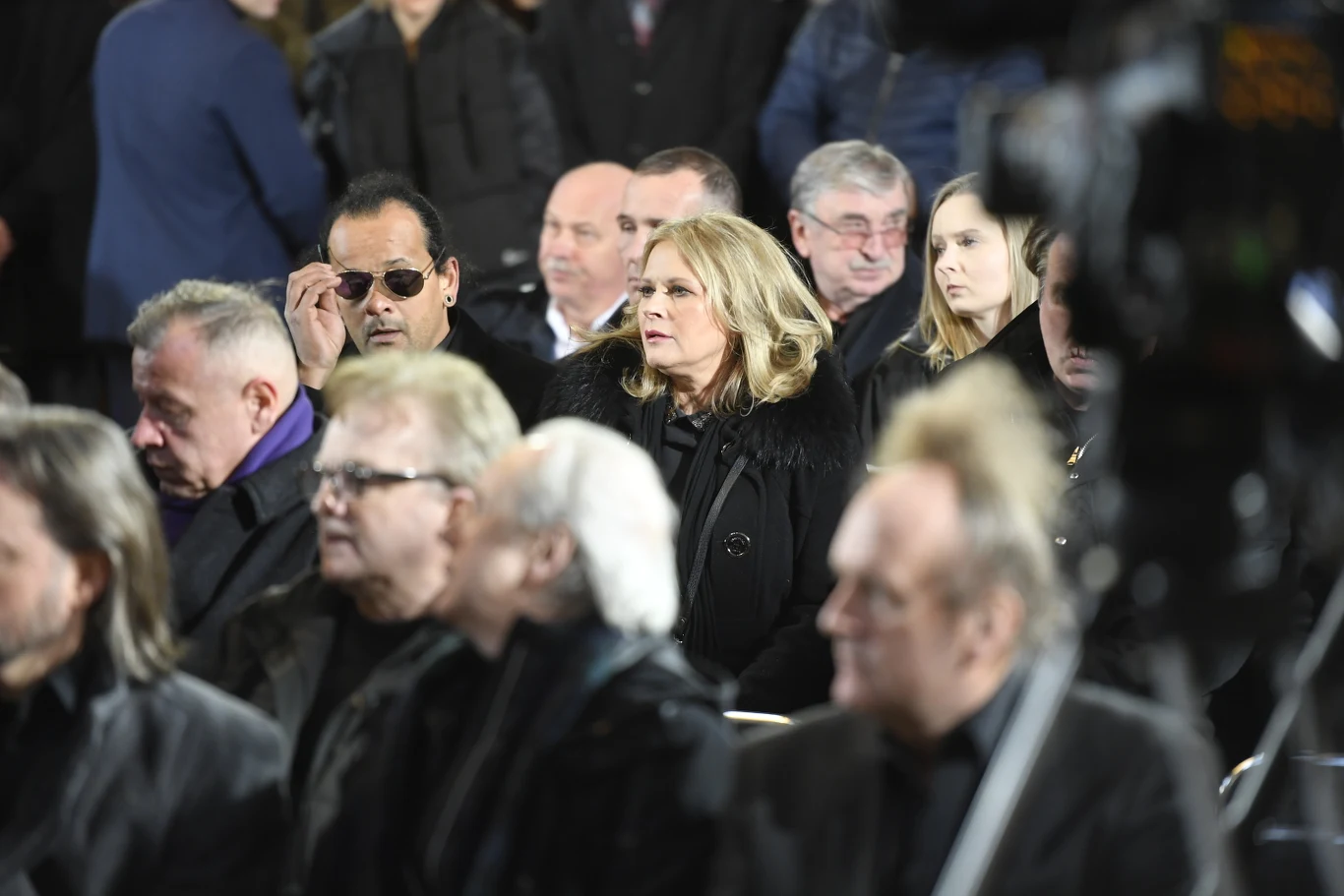 W tle Urszula z mężem i menedżerem Tomaszem Kujawskim