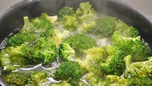 Goitrogeny to substancje wolotwórcze, które wpływają na pracę tarczycy, obniżając wchłanianie jodu. Znajdziemy je m.in. w brokułach.