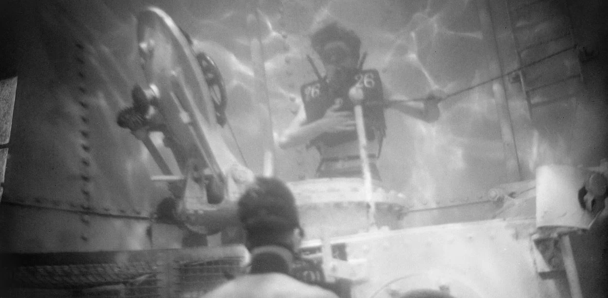 Brytyjczycy testują aparaty ratunkowe w bazie HMS Dolphin Gosport, 14 grudnia 1942 roku. Bardzo podobne ośrodki szkoleniowo-testowe mieli Niemcy Brytyjczycy testują aparaty ratunkowe w bazie HMS Dolphin Gosport, 14 grudnia 1942 roku. Bardzo podobne ośrodki szkoleniowo-testowe mieli Niemcy