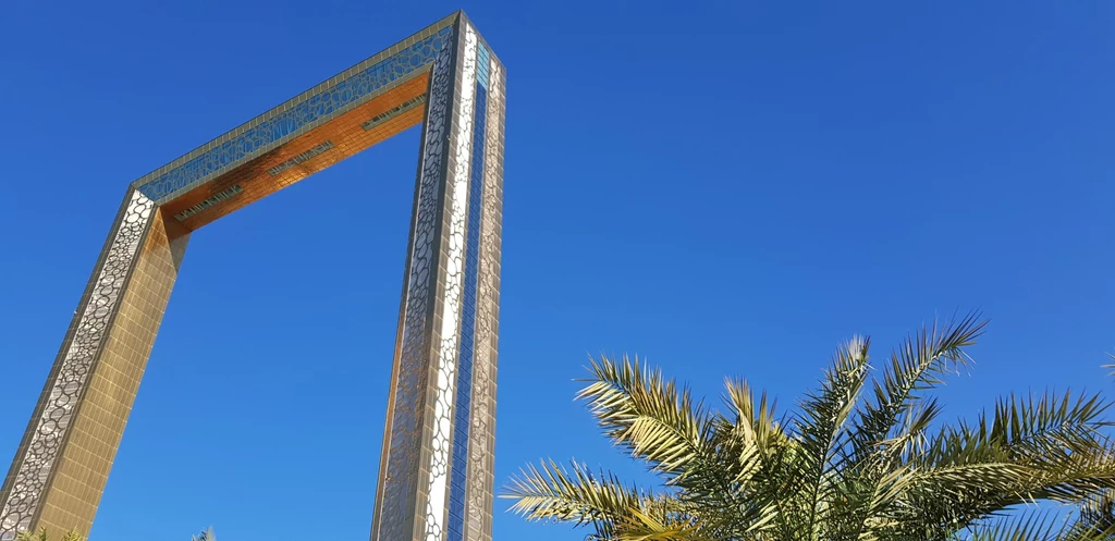 Dubai Frame dzieli - albo też łączy - stary i nowy Dubaj