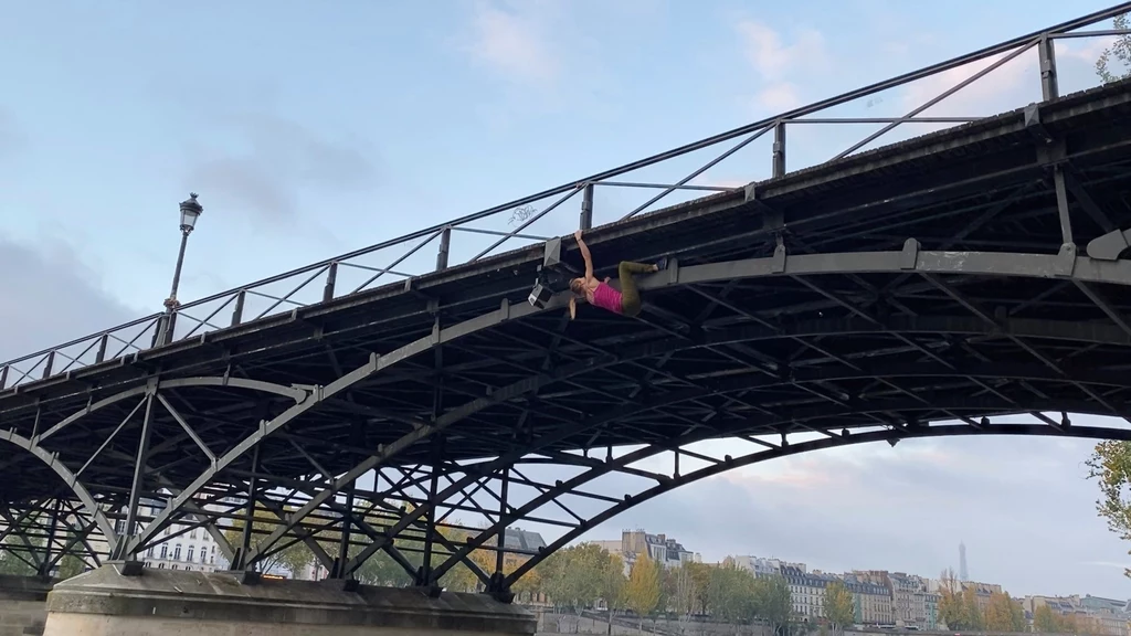 Przechodnie z grozą patrzyli na wyczyny Rosjanki. Samo obserwowanie wspinaczki wywoływało gęsią skórkę. Asya przemieszczała się wzdłuż belki, łapiąc kolejne przęsła konstrukcji. Unosząc się nad Sekwaną, kobieta nie miała żadnych zabezpieczeń. I to budziło największe obawy mieszkańców, którzy w zawieszeniu przyglądali się całej sytuacji. Przechodnie z grozą patrzyli na wyczyny Rosjanki. Samo obserwowanie wspinaczki wywoływało gęsią skórkę. Asya przemieszczała się wzdłuż belki, łapiąc kolejne przęsła konstrukcji. Unosząc się nad Sekwaną, kobieta nie miała żadnych zabezpieczeń. I to budziło największe obawy mieszkańców, którzy w zawieszeniu przyglądali się całej sytuacji.