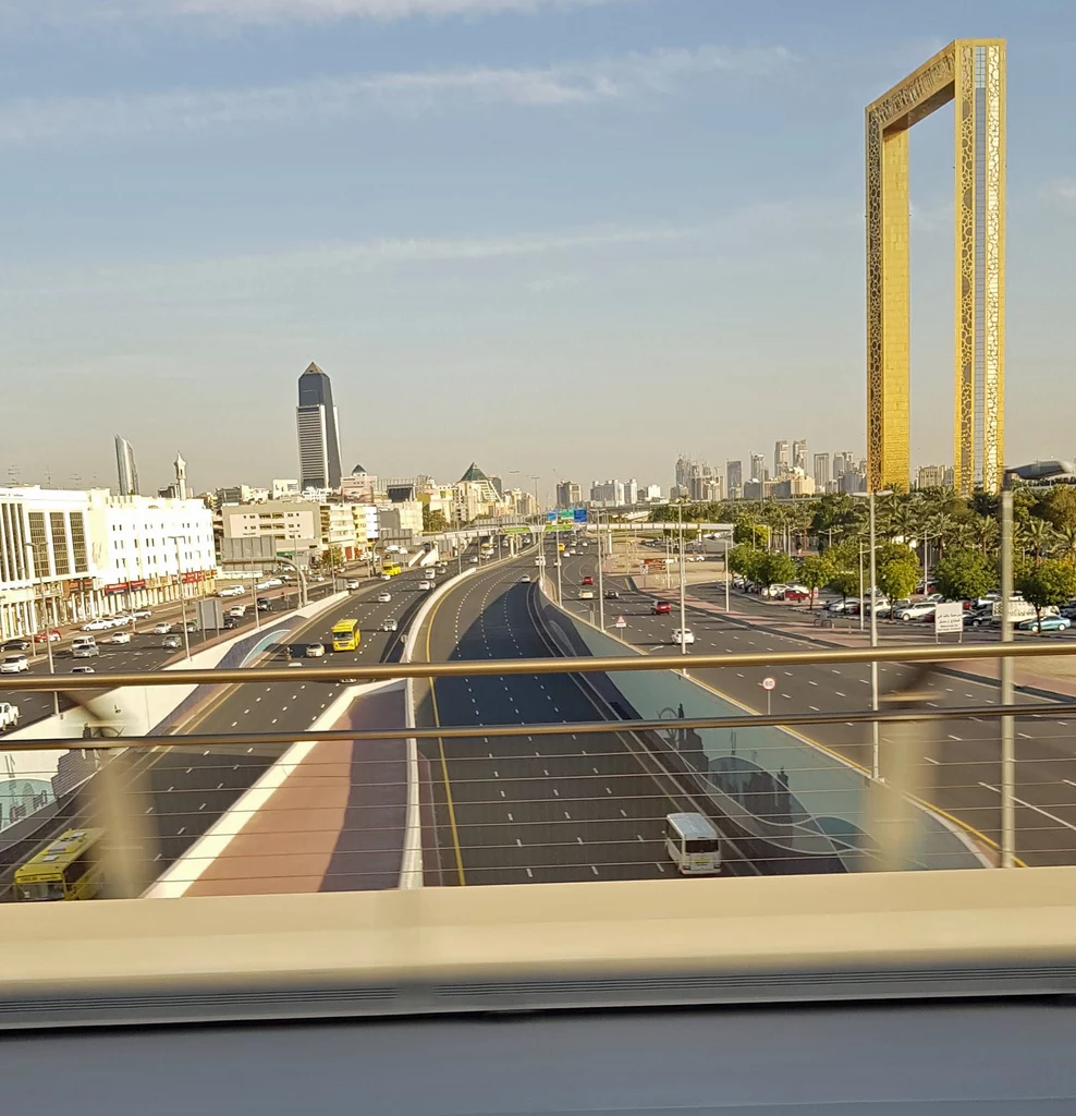 Dubai Frame - widok z naziemnej trasy metra