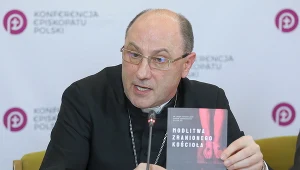Prymas Polski abp Wojciech Polak podczas konferencji prasowej "Pomoc zranionym w Kościele"