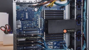 Threadripper 3990X - fragment filmu prezentujący potężny komputer zamieszczony w serwisie YouTube.com