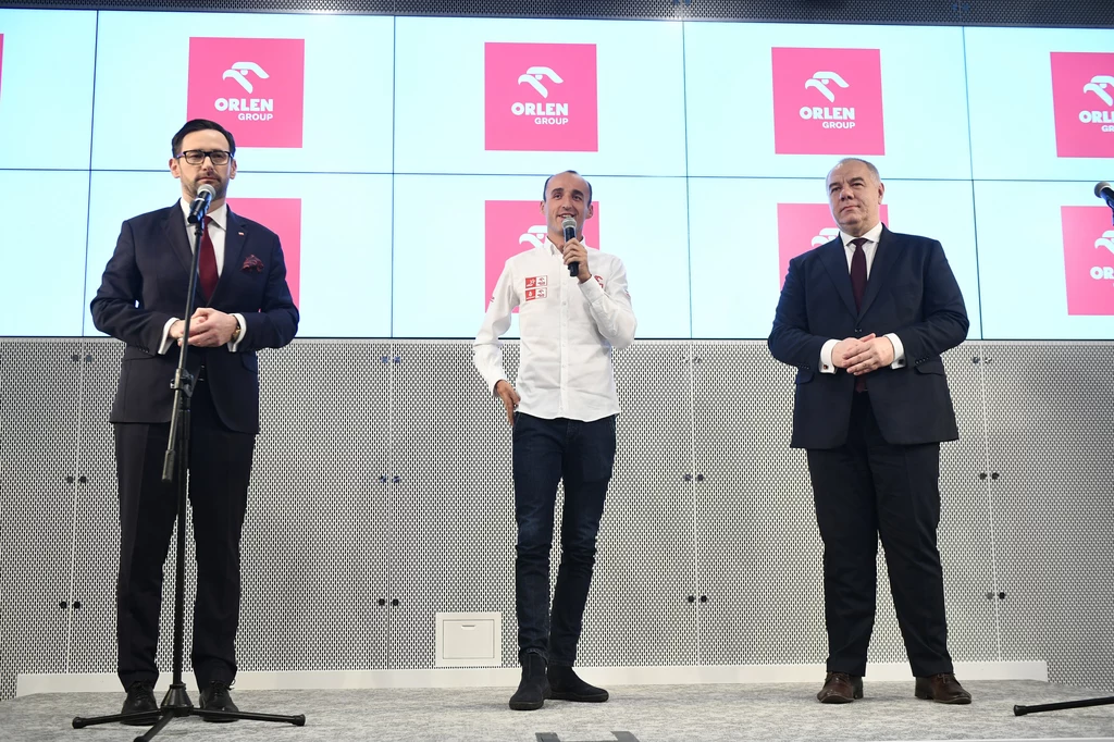 Od lewej: Daniel Obajtek, prezes PKN Orlen, Robert Kubica, wicepremier Jacek Sasin, 