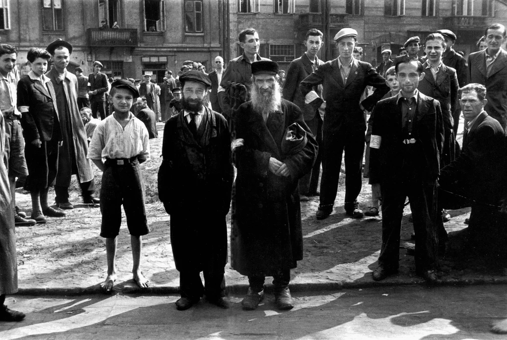 Wychudzeni i osłabieni Żydzi w warszawskim gettcie