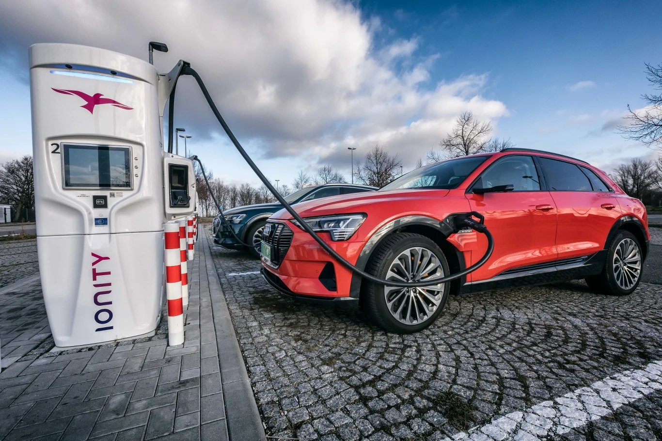 Ultraszybka ładowarka sieci Ionity. Podobne mają pojawić się również w Polsce 