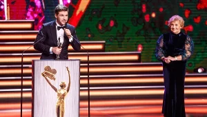 Trzecią Telekamerę Mikołaj Roznerski odebrał z rąk Teresy Lipowskiej (3 lutego 2020)