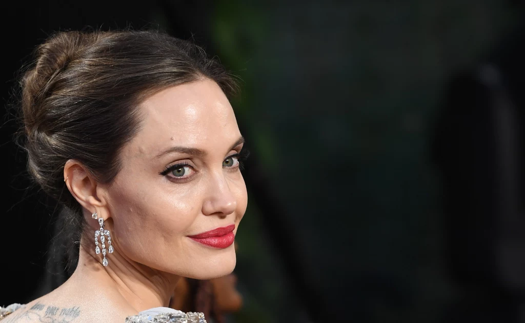 Urodzona pod znakiem Bliźniąt Angelina Jolie na brak powodzenia na pewno nie może narzekać. Powinna się jednak dobrze zastanowić nad wyborem kolejnego partnera. Zodiakalne Bliźnięta zawsze mają sporo do powiedzenia i nie znoszą rutyny. Były mąż aktorki, Brad Pitt jest Strzelcem, ale to mężczyzna spod znaku Wagi idealnie pasowałby do olśniewającej aktorki. Urodzona pod znakiem Bliźniąt Angelina Jolie na brak powodzenia na pewno nie może narzekać. Powinna się jednak dobrze zastanowić nad wyborem kolejnego partnera. Zodiakalne Bliźnięta zawsze mają sporo do powiedzenia i nie znoszą rutyny. Były mąż aktorki, Brad Pitt jest Strzelcem, ale to mężczyzna spod znaku Wagi idealnie pasowałby do olśniewającej aktorki.