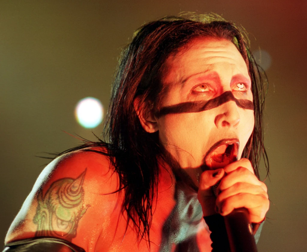 Zodiakalnym Koziorożcem jest wokalista Marilyn Manson. Gwiazdor urodził się 5 stycznia 1969 roku. Koziorożce są praktyczne i nie lubią niedomówień. Są perfekcjonistami, którzy dbają o każdy szczegół. Nic więc dziwnego, że kontrowersyjny wokalista idealnie dopracowuje stylizacje na swoje koncerty. Co myślicie o tym, aby umówić ze sobą Britney Spears i Marilyn'a Mansona? Ten nieco zaskakujący duet mógłby zawojować światem show-biznesu. Koziorożce i Strzelce udowadniają, że przeciwieństwa się przyciągają. A.W Zodiakalnym Koziorożcem jest wokalista Marilyn Manson. Gwiazdor urodził się 5 stycznia 1969 roku. Koziorożce są praktyczne i nie lubią niedomówień. Są perfekcjonistami, którzy dbają o każdy szczegół. Nic więc dziwnego, że kontrowersyjny wokalista idealnie dopracowuje stylizacje na swoje koncerty. Co myślicie o tym, aby umówić ze sobą Britney Spears i Marilyn'a Mansona? Ten nieco zaskakujący duet mógłby zawojować światem show-biznesu. Koziorożce i Strzelce udowadniają, że przeciwieństwa się przyciągają. A.W