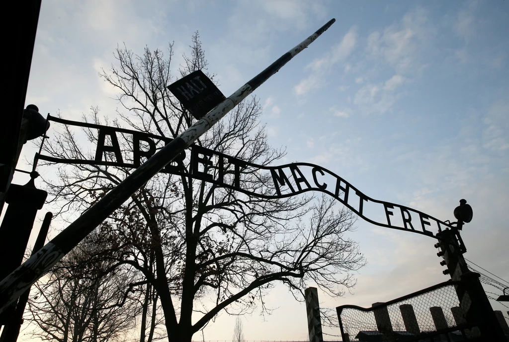  Brama glowna obozu Auschwitz I z napisem Arbeit macht frei