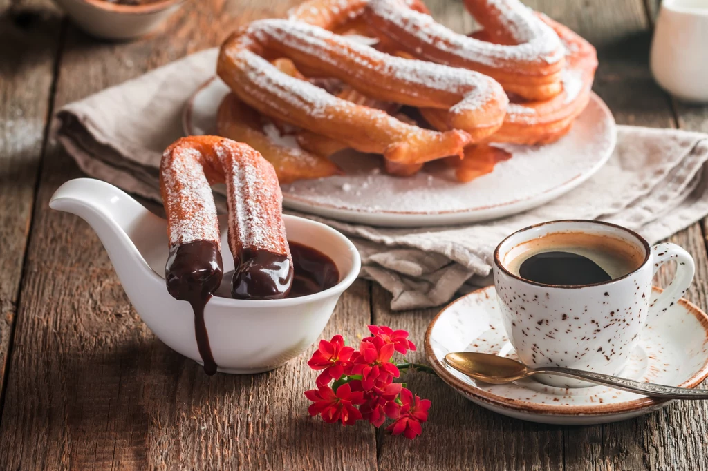 Churros to tradycyjny deser hiszpański, smażony na głębokim tłuszczu, często podawany z płynną czekoladą