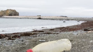 Plastikowa butelka wyrzucona przez ocean